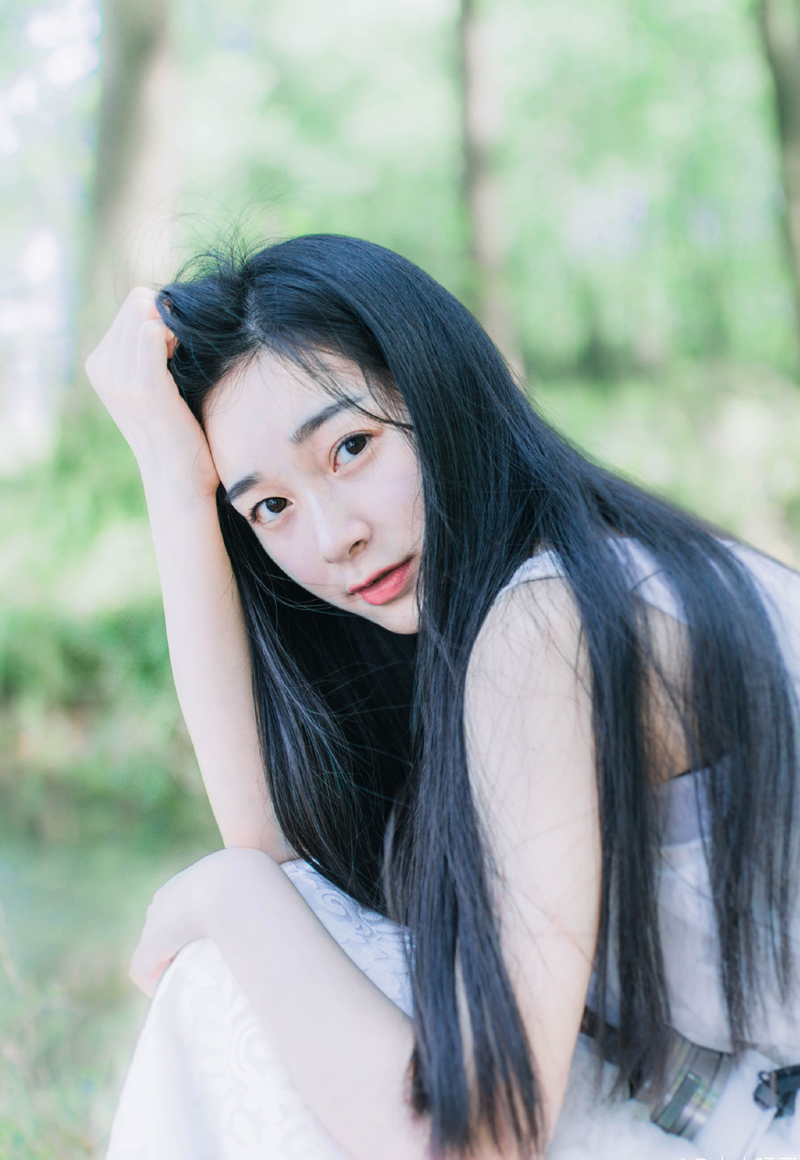 “好像蝉儿姐姐这些年也没变过，反倒是我们都快老了，你说是不是夫君偏心，传了蝉儿姐姐什么不传之秘？”小乔好奇道。
